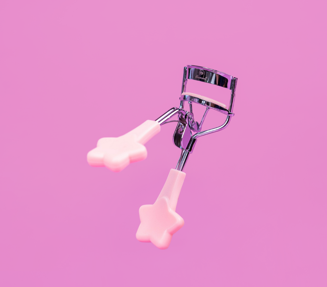 Encrespador de pestañas Luxe Curl – Bloomshell - Glow Beauty Distribuidores Milagros